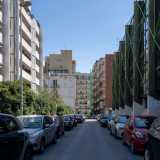Visitiamo ora la parte interna del quadrilatero. Gli alti fabbricati che formano lo skyline a ridosso del mare fanno infatti �ombra� a pi� bassi e datati edifici che si trovano alle loro spalle